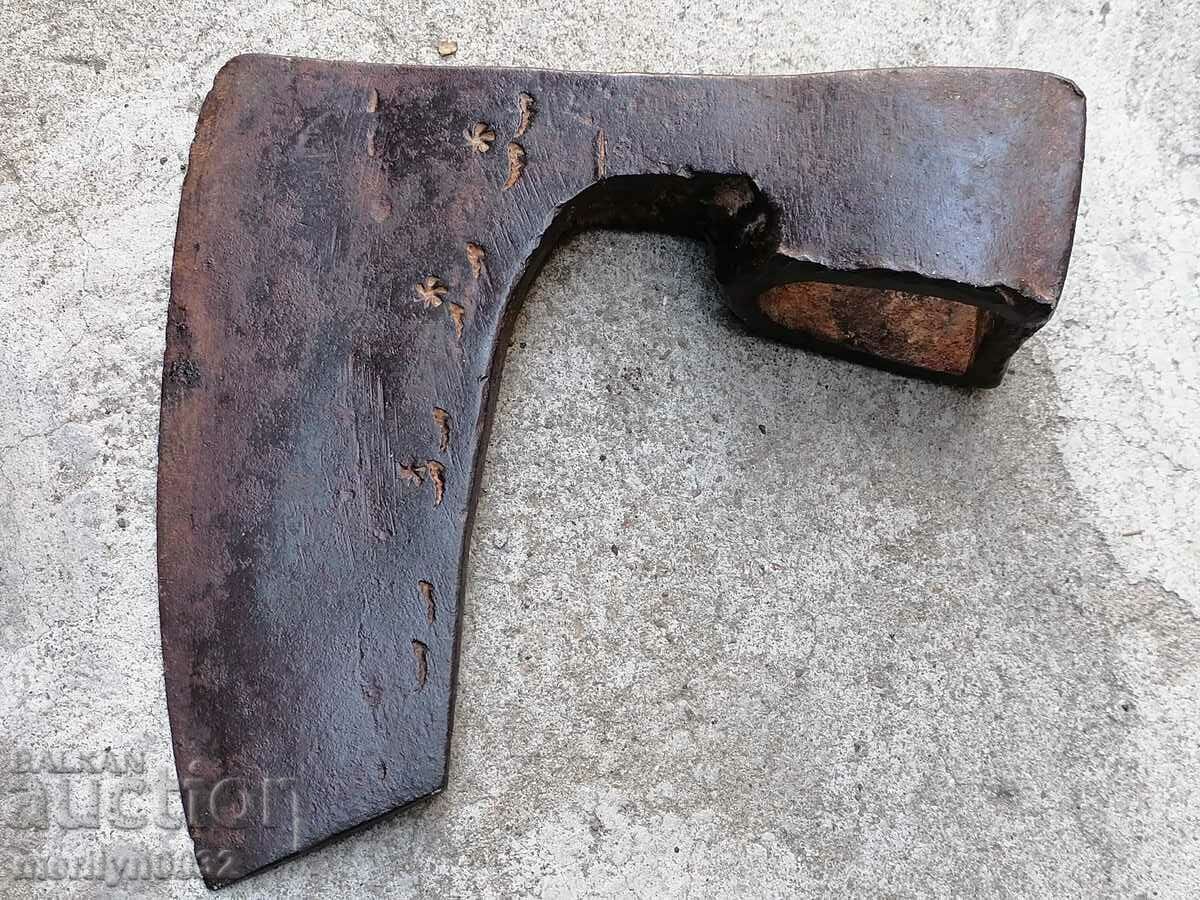 Topor vechi cu stampila si gravuri topor satir din fier forjat cu preț 67.00 BGN | € 34.26