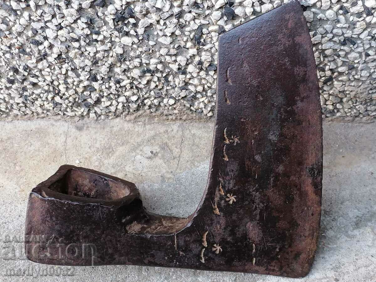 Livrarea Topor vechi cu stampila si gravuri topor satir din fier forjat