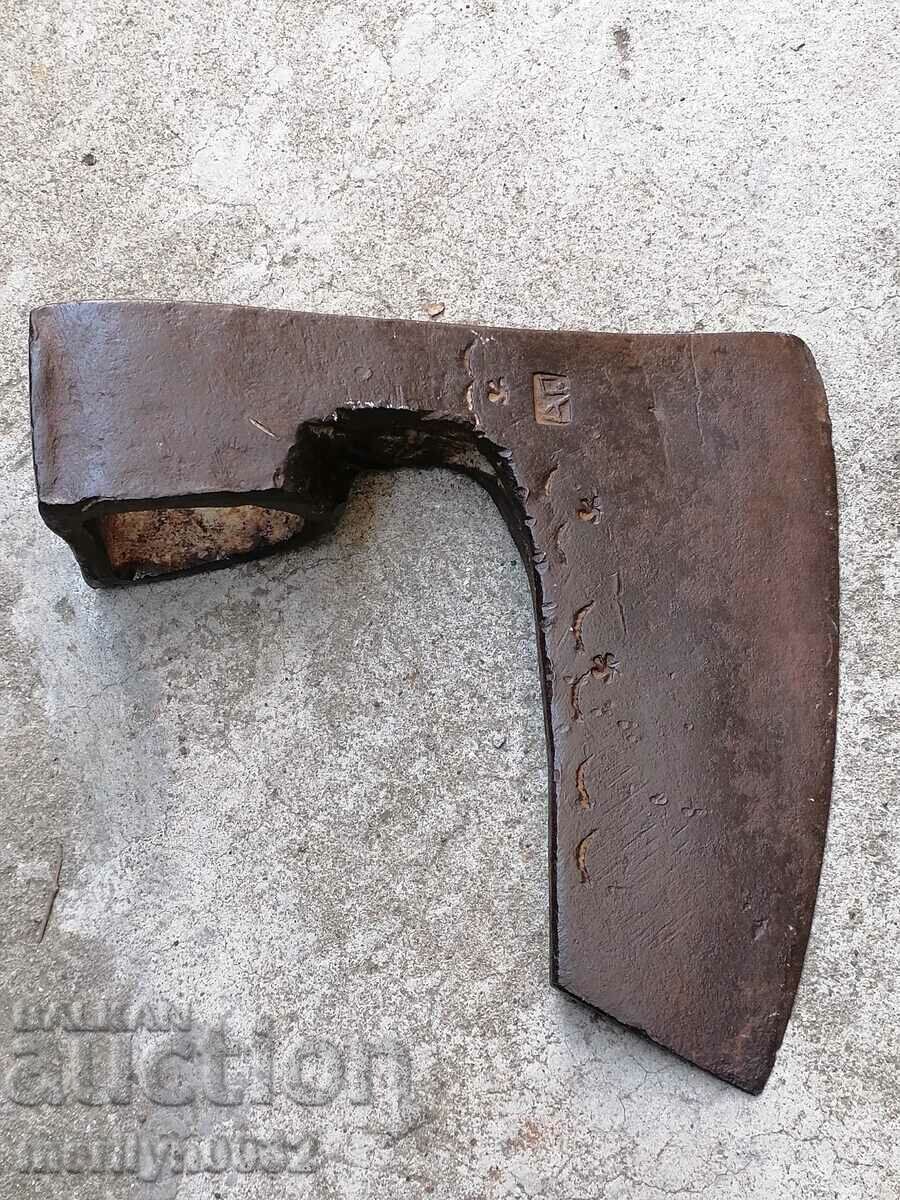 Topor vechi cu stampila si gravuri topor satir din fier forjat - 7