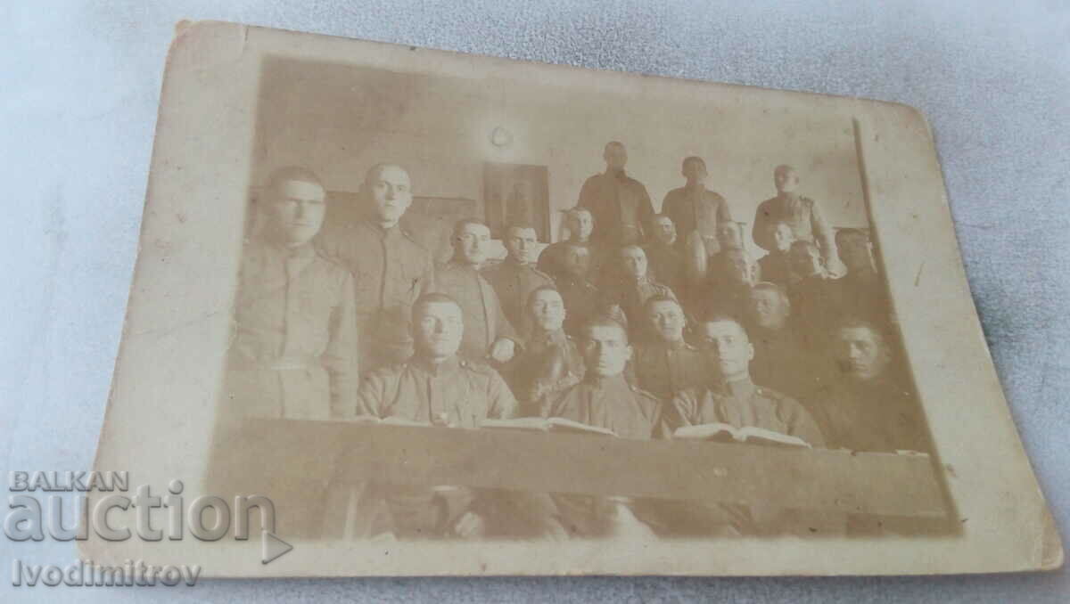 Foto Ofițeri și soldați într-o sală de clasă
