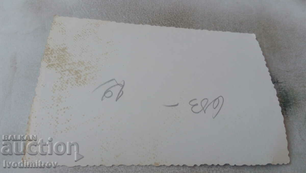 Φωτογραφία νεόνυμφων με τους φίλους τους με τιμή 0.85 BGN | € 0.43 Φωτογραφία νεόνυμφων με τους φίλους τους με τιμή 0.85 BGN | € 0.43