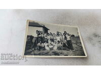 Photo Men and women with wooden cottages