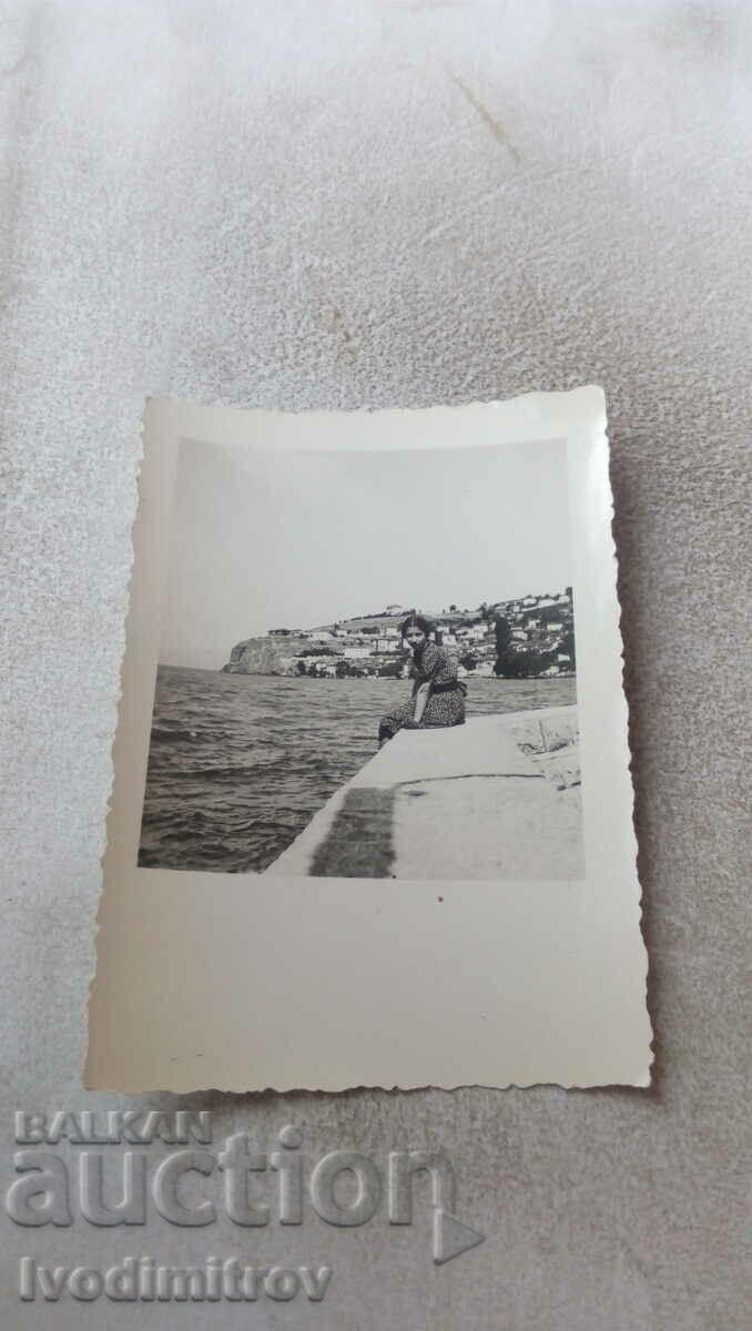 Foto Fată tânără pe debarcaderul lacului Ohrid 1942