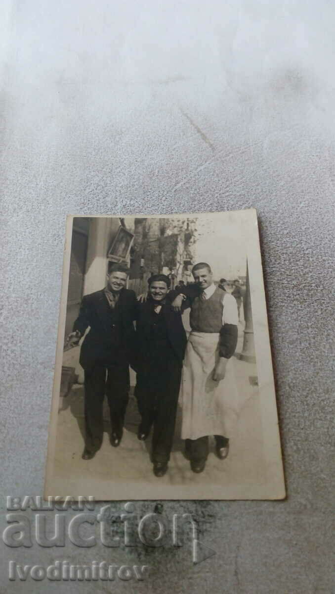 Φωτογραφία Gorna Malina Τρεις άντρες στο πεζοδρόμιο