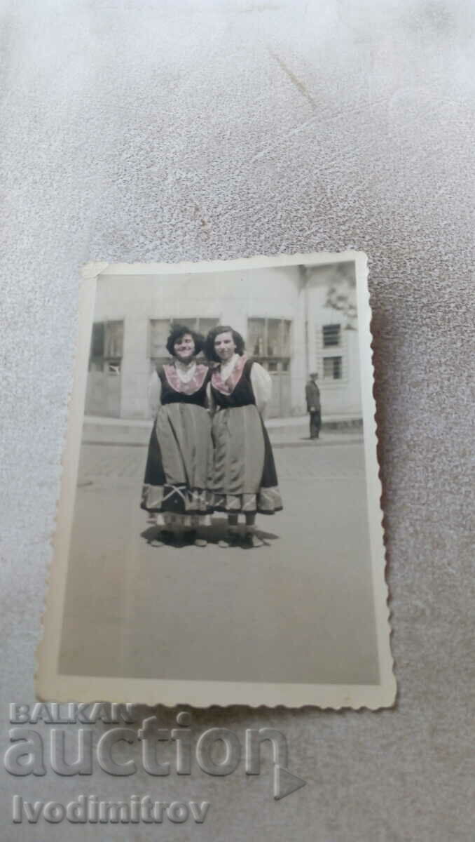 Снимка Две жени с народни носии на тротоара