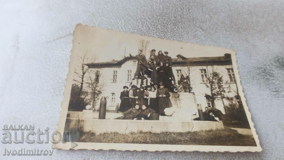 Photo Pupils on a monument with a cannon