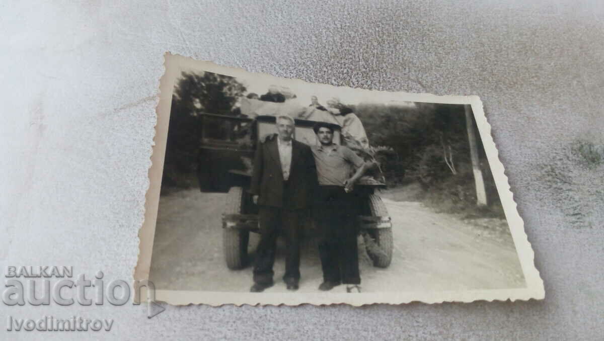 Φωτογραφία Δύο άνδρες μπροστά από ένα vintage φορτηγό στο δρόμο