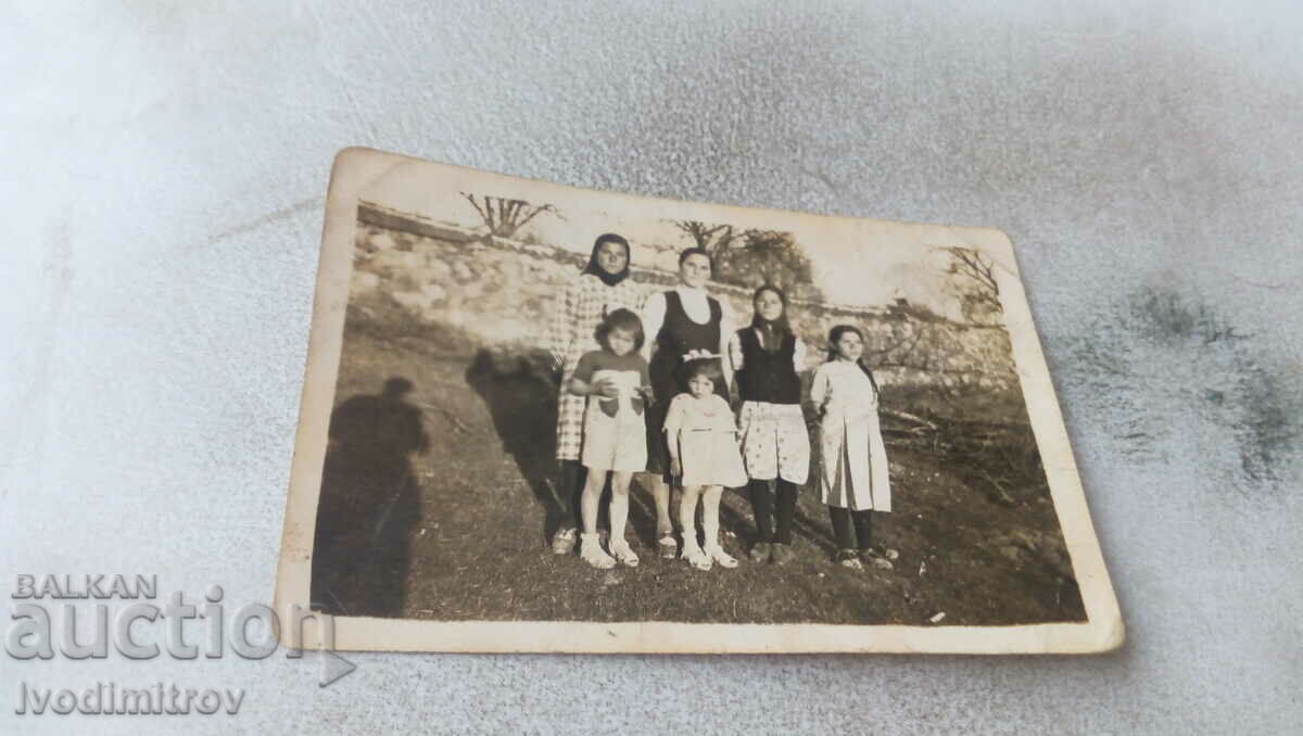 Photo Two women and four girls