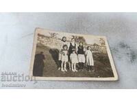 Снимка Две жени и четири момичета
