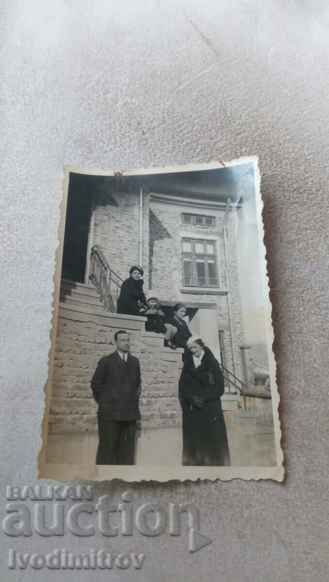 Photo Shumenu Man, women and girl on the stairs of a new house