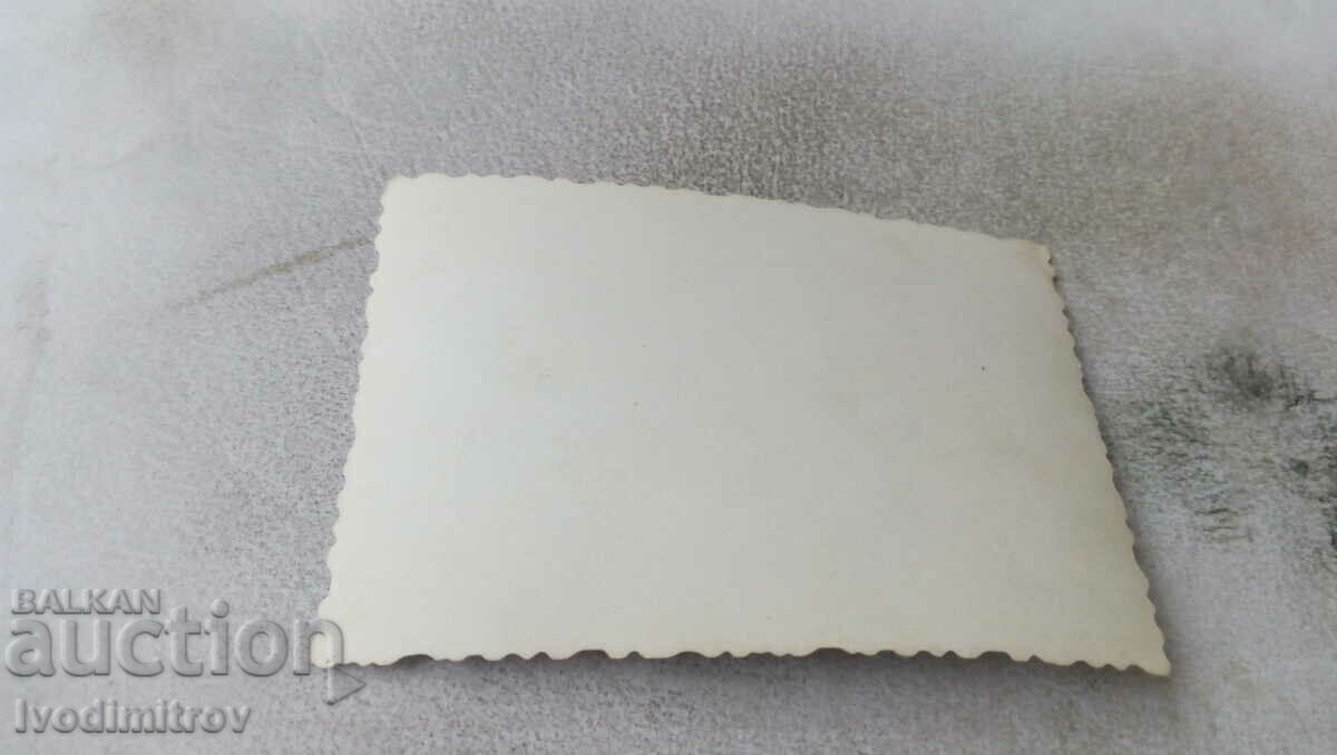 Φωτογραφία Δύο αγόρια στο δρόμο με τιμή 0.75 BGN | € 0.38 Φωτογραφία Δύο αγόρια στο δρόμο με τιμή 0.75 BGN | € 0.38