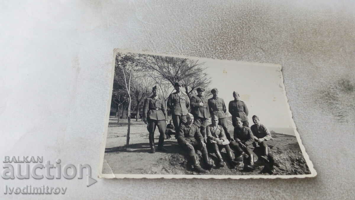 Fotografie Burgas Ofițeri și soldați cu comandantul orașului 1944