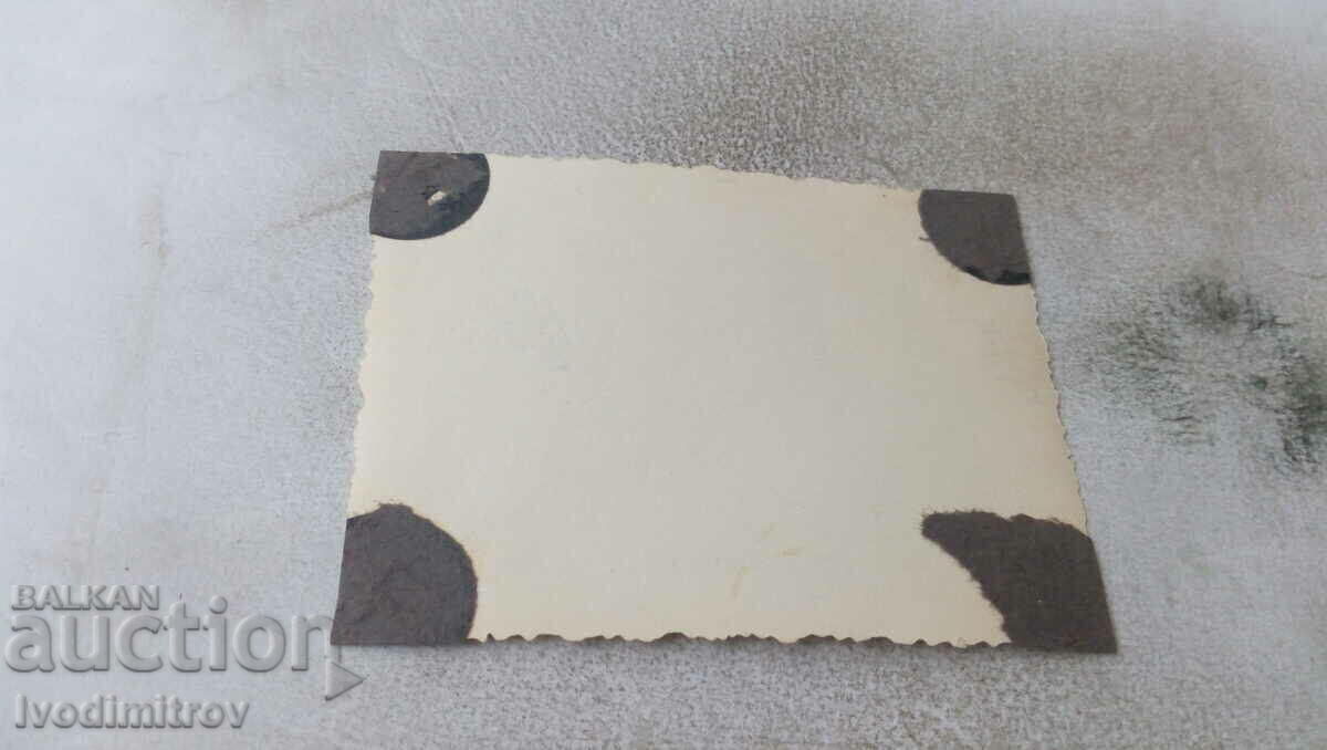 Φωτογραφία Νεαρά κορίτσια στο πάρκο το χειμώνα με τιμή 0.85 BGN | € 0.43 Φωτογραφία Νεαρά κορίτσια στο πάρκο το χειμώνα με τιμή 0.85 BGN | € 0.43