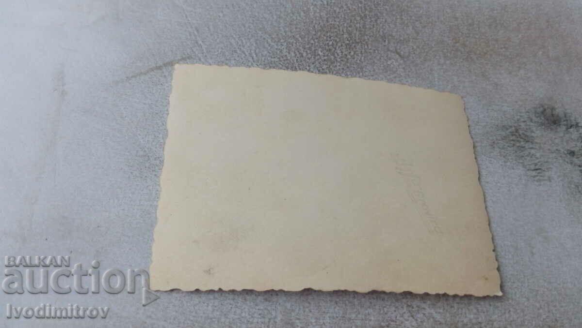 Φωτογραφία Άνδρες και γυναίκες στην πλατεία με τιμή 0.75 BGN | € 0.38 Φωτογραφία Άνδρες και γυναίκες στην πλατεία με τιμή 0.75 BGN | € 0.38