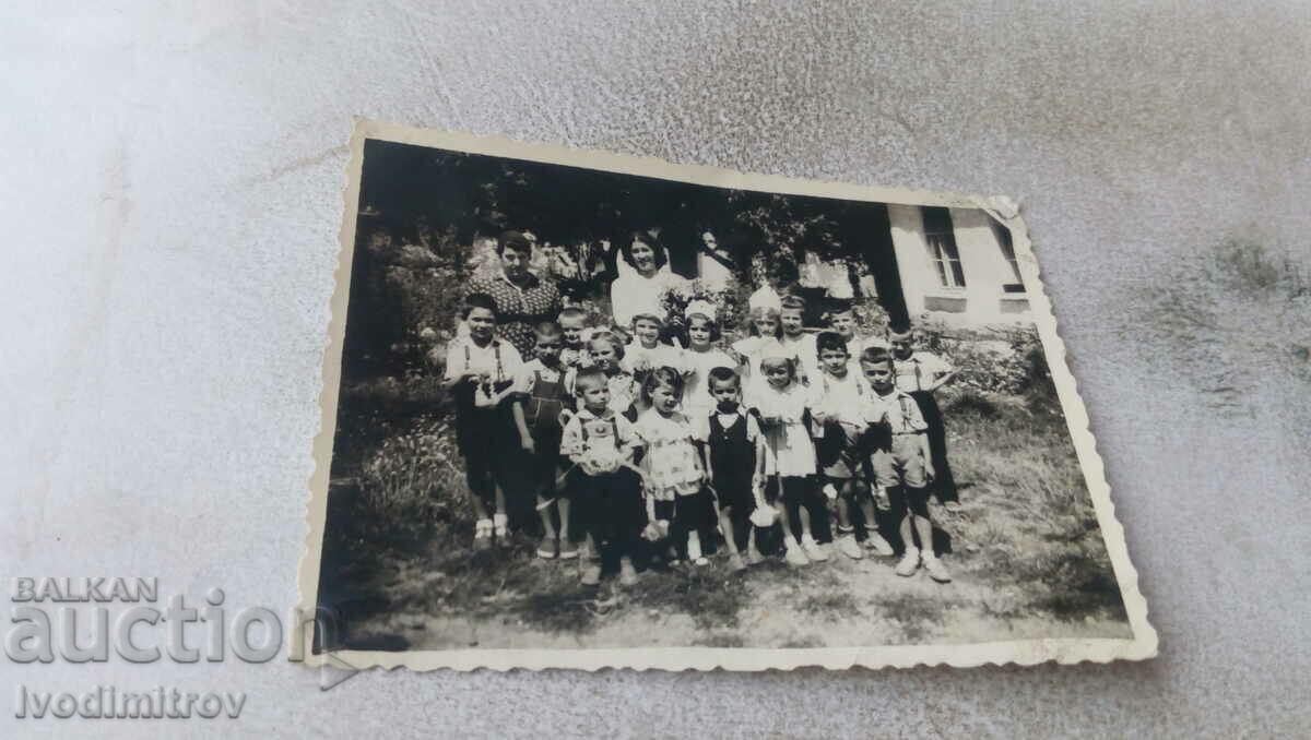 Photo Children with their teachers in the yard