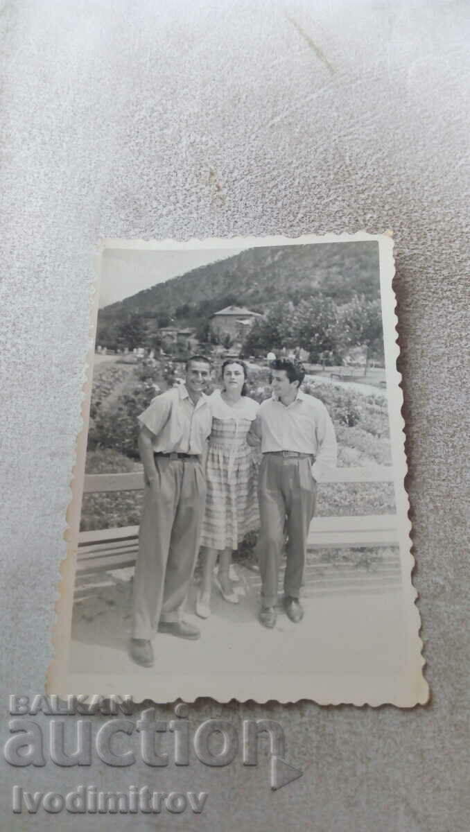 С-ка Благоевград Двама мъже и млада жена пред две пейки 1960