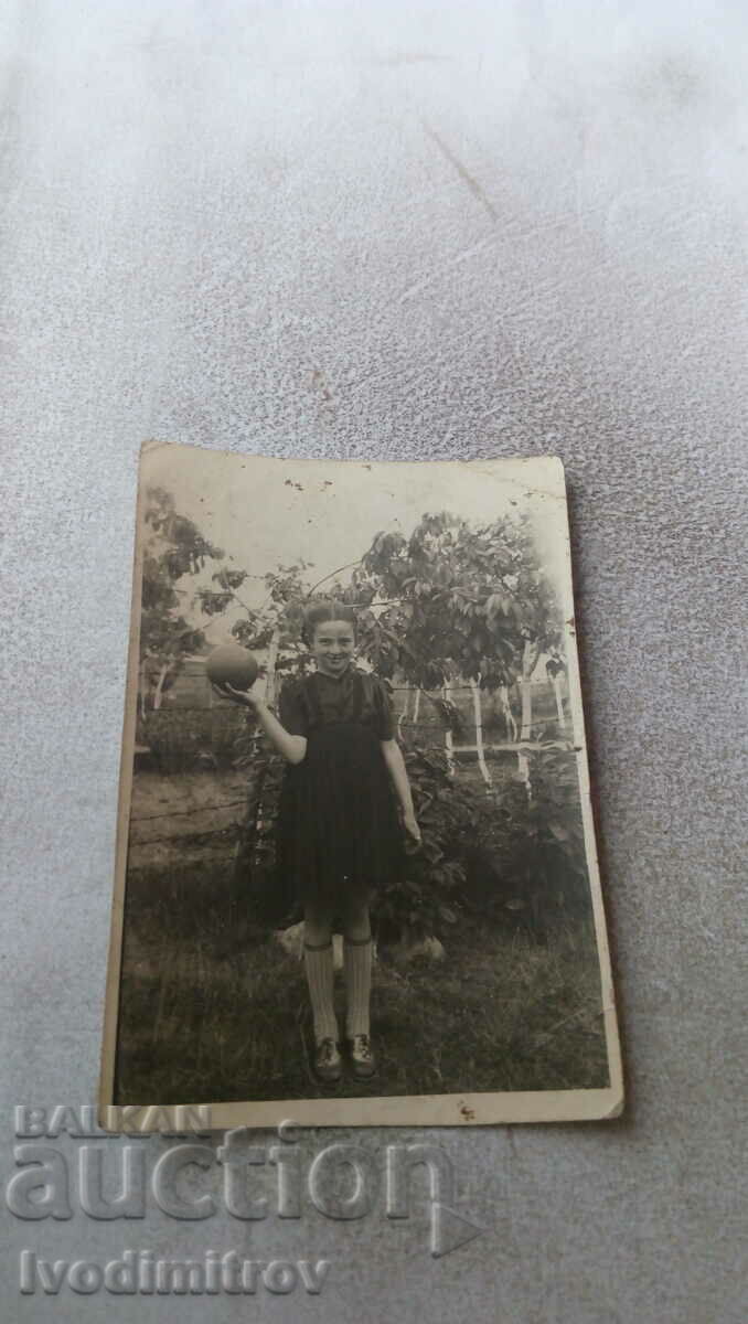 Снимка Пловдивъ Момиче с ретро топка в градината 1940