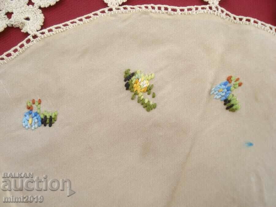 Delivery of Old tablecloth, hand embroidered with lace Delivery of Old tablecloth, hand embroidered with lace