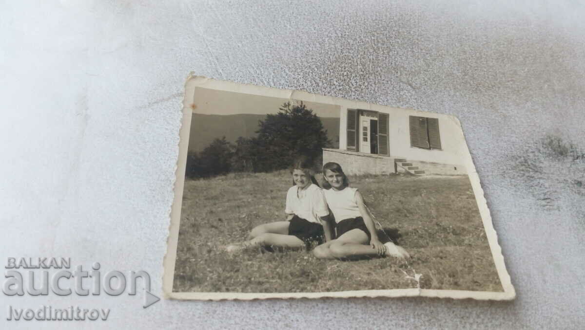 Снимка Панагюрище Две млади момичета на поляната 1955