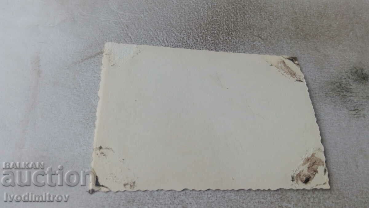 Photo A young man and three young girls in the park with price 0.85 BGN | € 0.43 Photo A young man and three young girls in the park with price 0.85 BGN | € 0.43