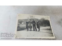 Φωτογραφία Ένας νεαρός άνδρας και τρία νεαρά κορίτσια στο πάρκο