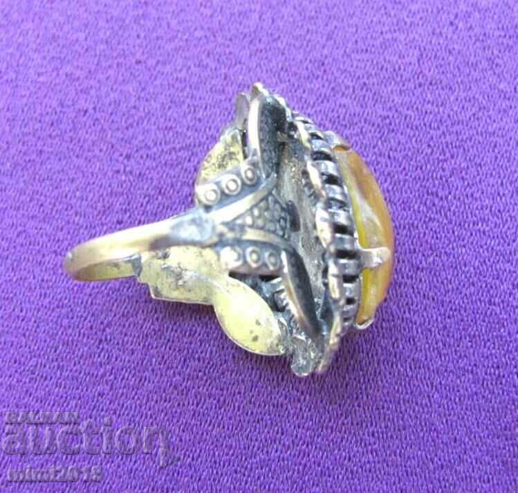 Παράδοση Δαχτυλίδι γριάς με κεχριμπάρι Παράδοση Δαχτυλίδι γριάς με κεχριμπάρι