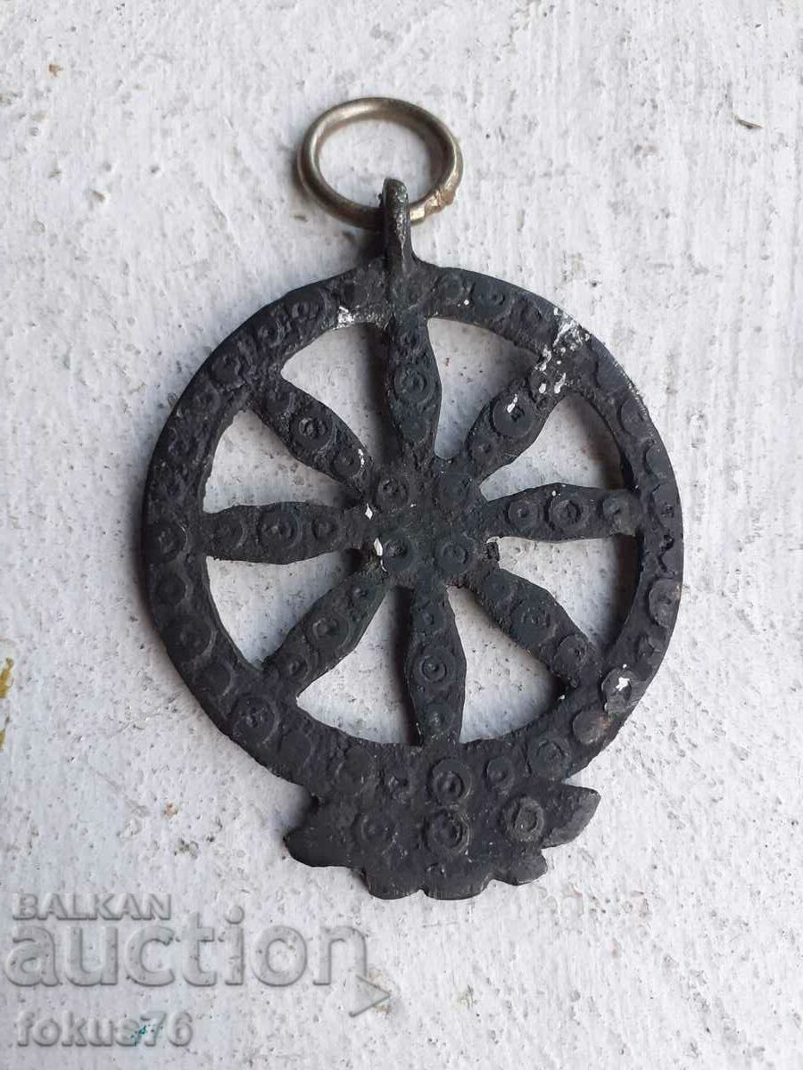 Auction  Old bronze locket