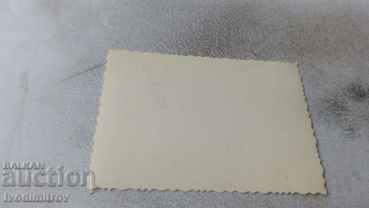 Foto Două fete tinere cu preț € 0.38 | 0.74 BGN Foto Două fete tinere cu preț € 0.38 | 0.74 BGN