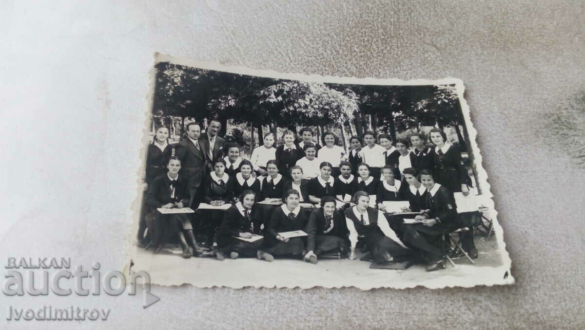 Φωτογραφία Μαθήτριες με τους δασκάλους τους στο πάρκο