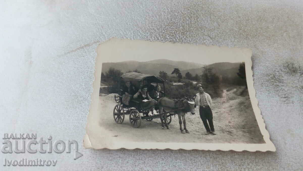 Photo Men and women with a small cart