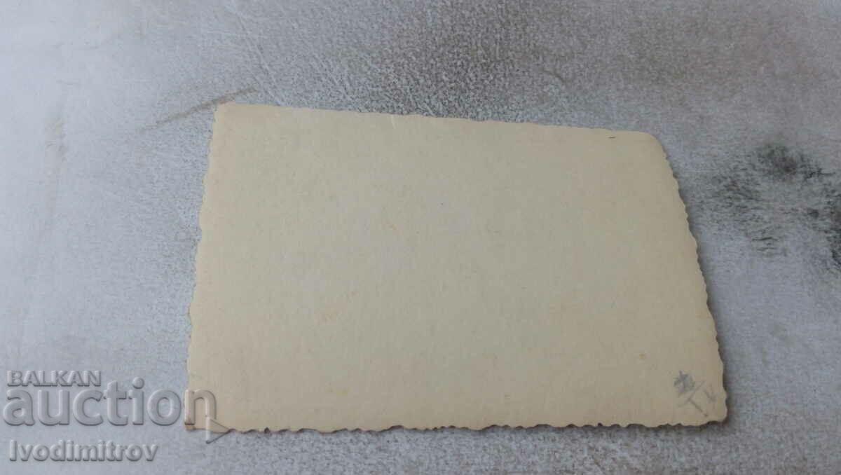 Photo Young men and women in the mountains in winter with price 0.85 BGN | € 0.43 Photo Young men and women in the mountains in winter with price 0.85 BGN | € 0.43