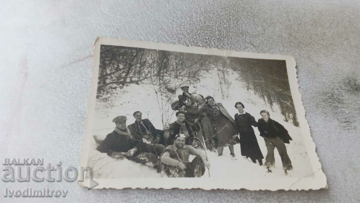 Photo Young men and women in the mountains in winter