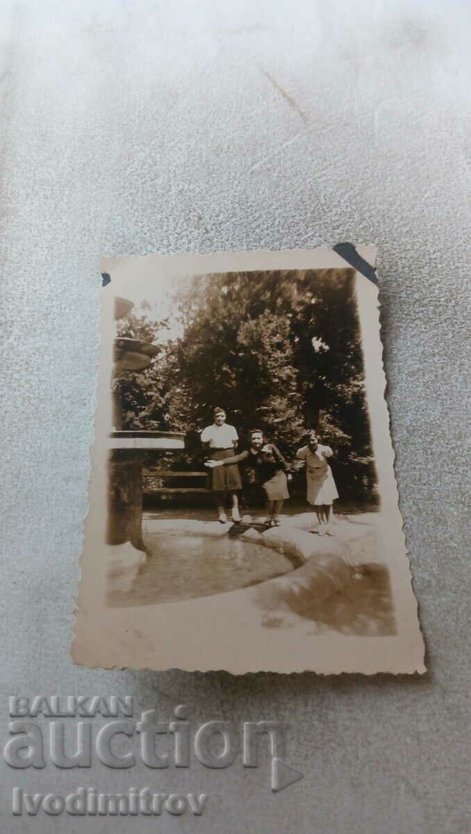 Fotografie Trei fete tinere lângă o fântână
