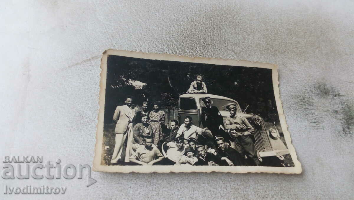 Снимка Младежи и жени пред ретро товарен автомобил