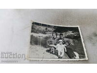 Снимка Мъж жена и малко момченце покрай река
