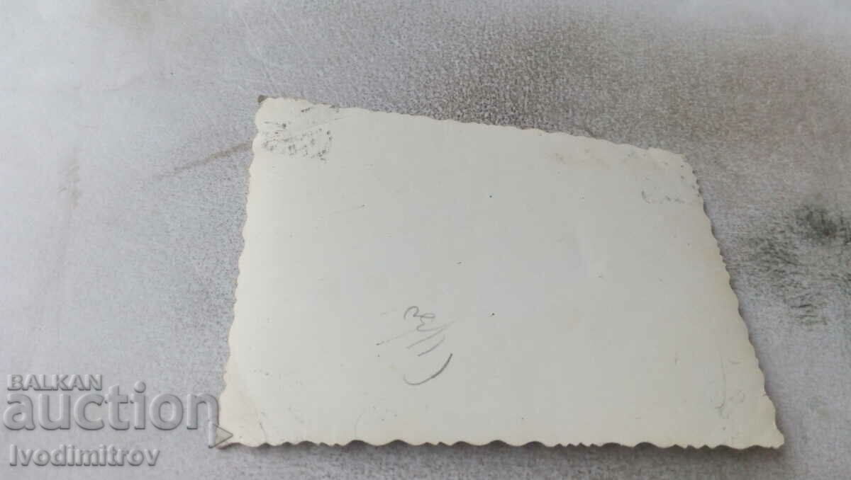 Φωτογραφία Γυναίκα και τρία παιδιά με τιμή 0.65 BGN | € 0.33 Φωτογραφία Γυναίκα και τρία παιδιά με τιμή 0.65 BGN | € 0.33