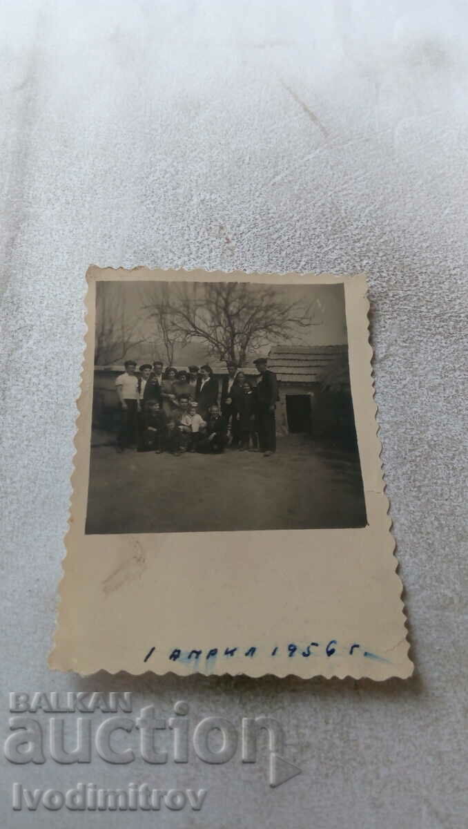 Снимка Мъже жени и деца в двора на къщата си 1956