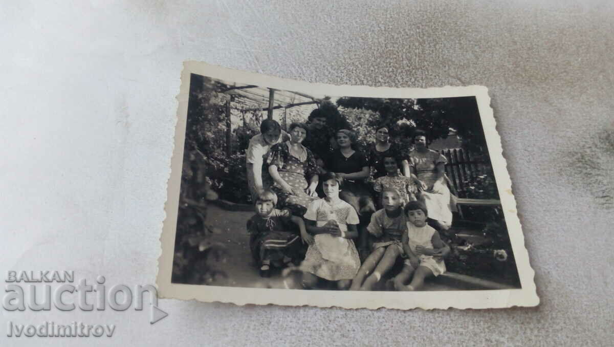 Снимка Жени и деца в двора на къщата си