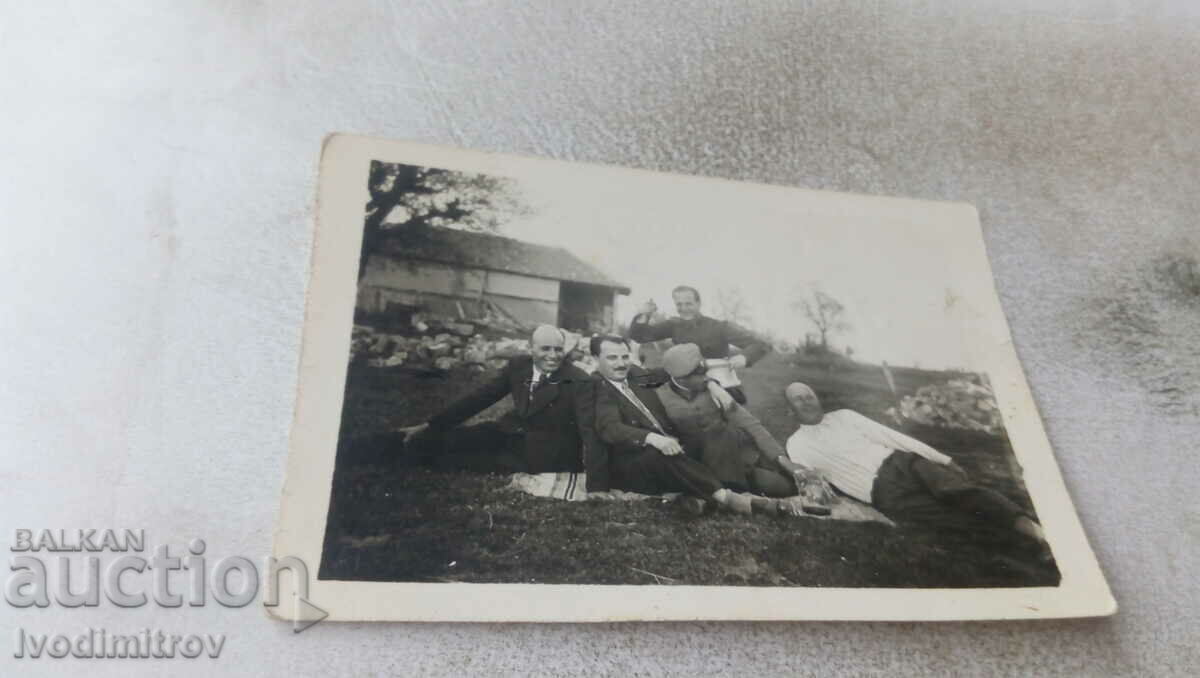 Αξιωματικοί φωτογραφιών και τέσσερις άνδρες πίνοντας ένα ποτό στο λιβάδι 1940