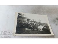 Снимка Офицери и четирима мъже на по питие на поляната 1940