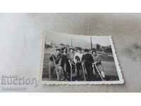 Fotografie Bărbat și tinere cu târnăcobi și lopeți de brigadă