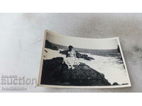 Φωτογραφία Σωζόπολη Νεαρή γυναίκα σε έναν βράχο δίπλα στη θάλασσα