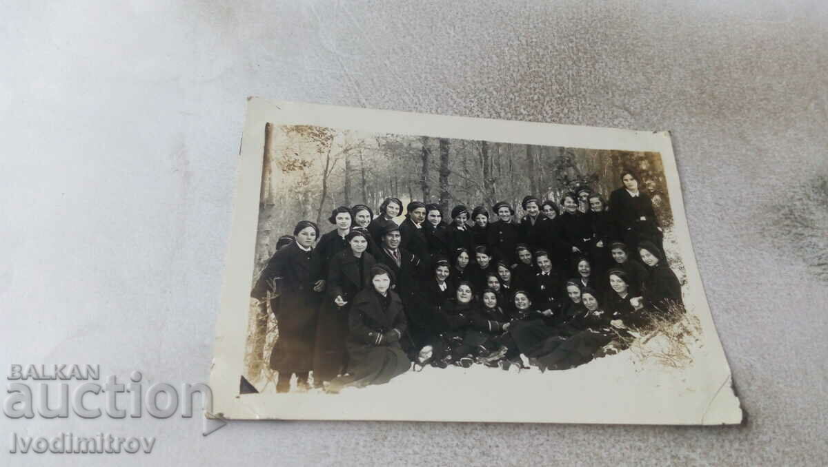 Doamna Uchenichki din clasa a IV-a cu profesorul lor în iarna anului 1936