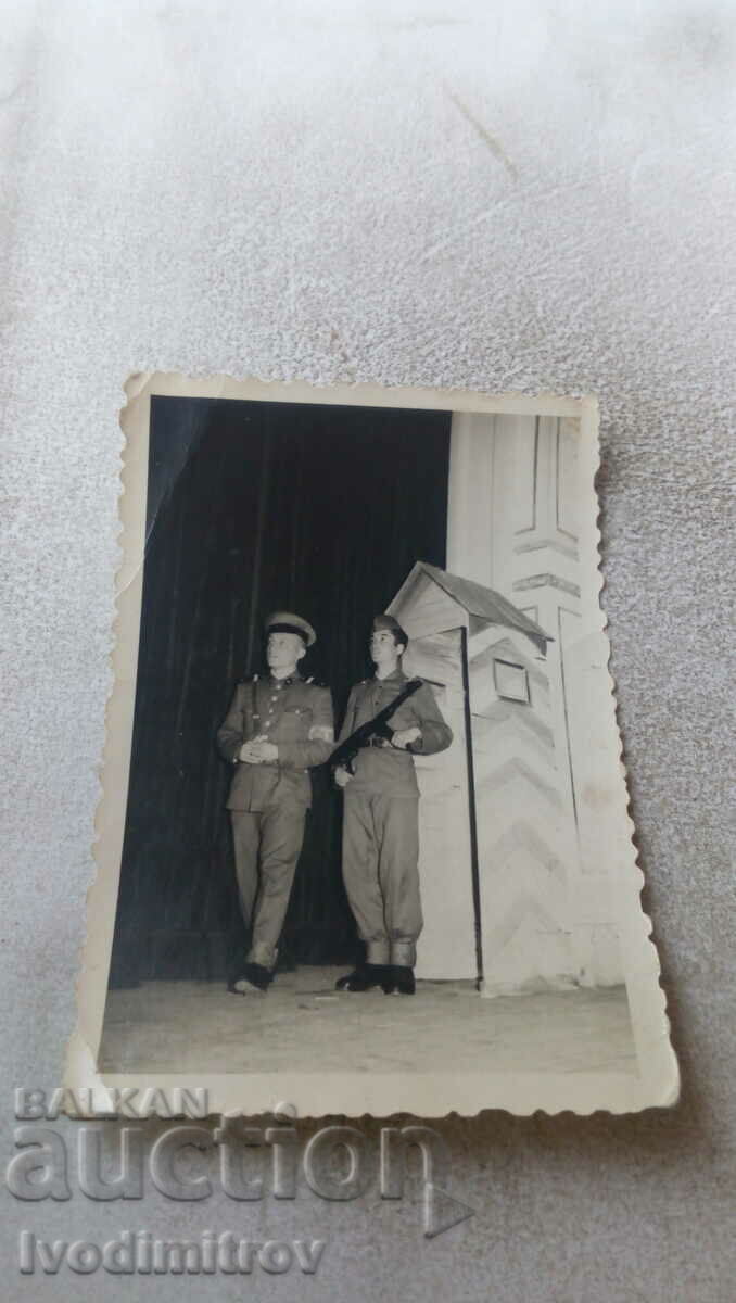 Снимка Двама войници с шмайзер на пост