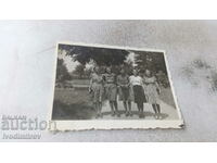 Imagine Cinci fete tinere pe o alee din parc