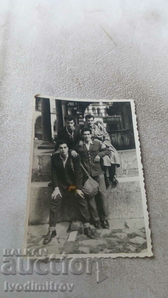Снимка Рилски манастир Четирима млади мъже 1955