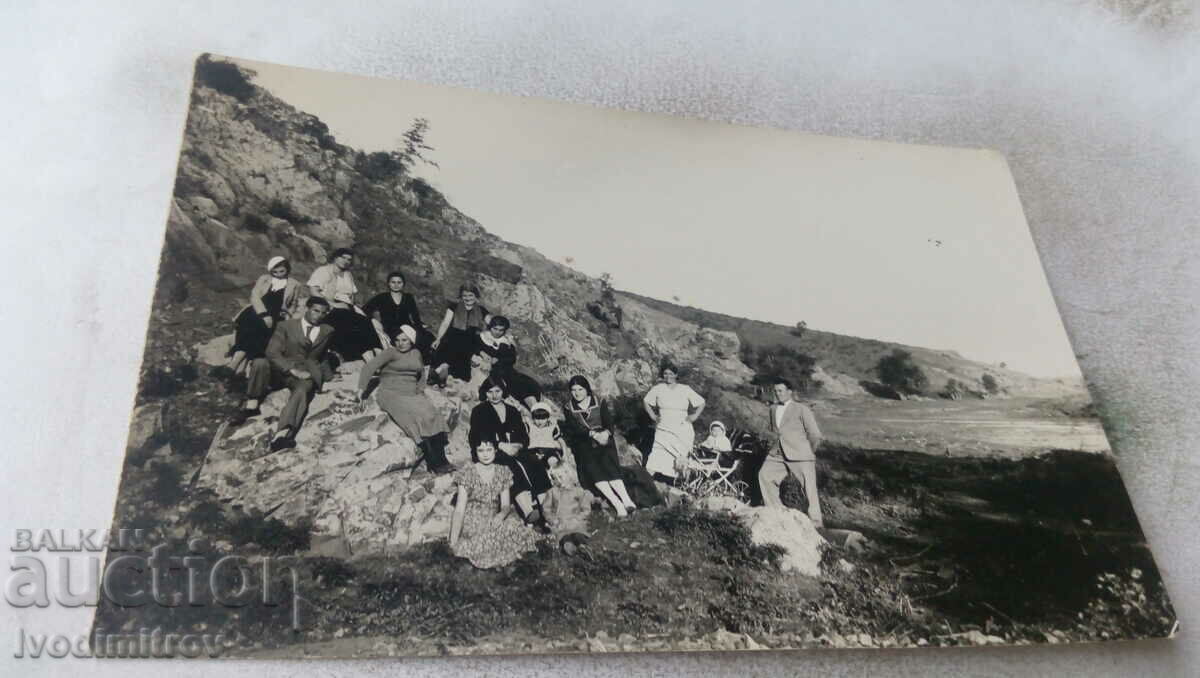 Photo Men women and children on rocks