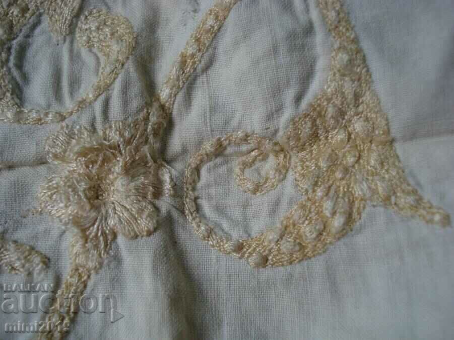 Delivery of Old monogrammed tablecloth Delivery of Old monogrammed tablecloth