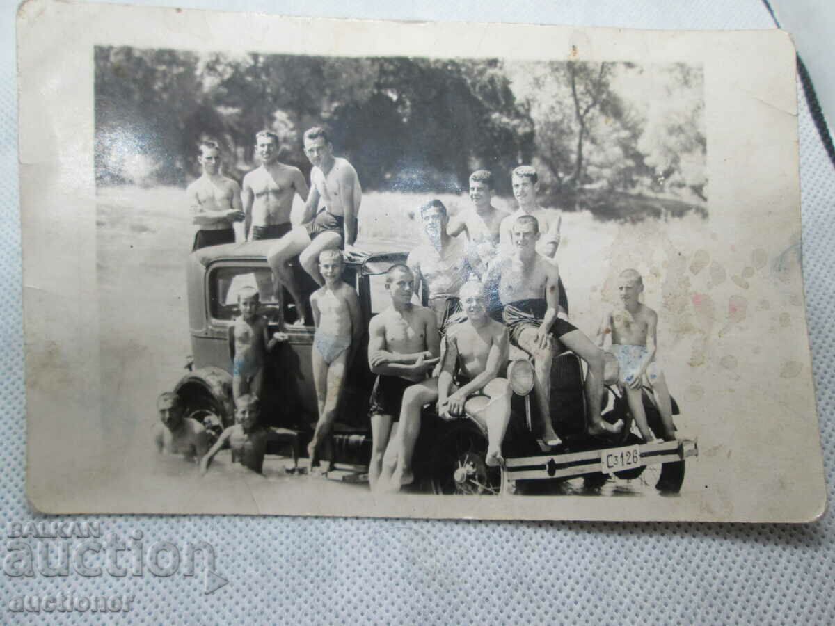 Delivery of OLD ROYAL PHOTO - CAR, YOUTH CAR