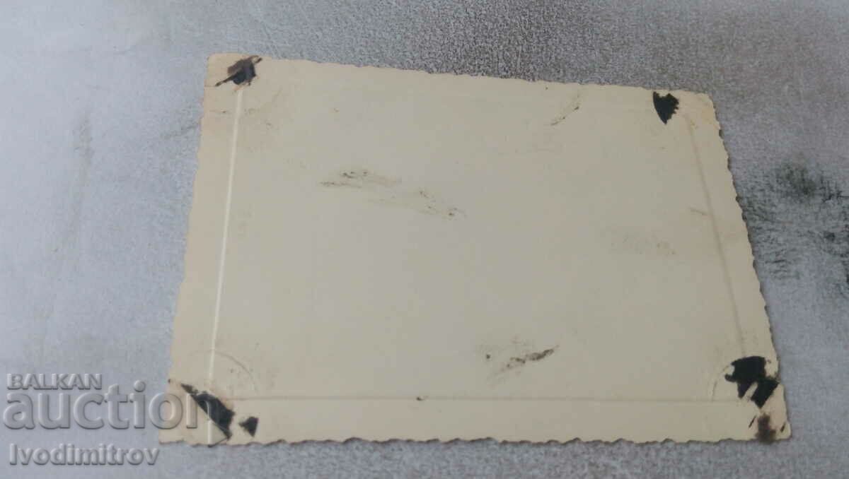 Φωτογραφία Άνδρες, γυναίκες και παιδιά στο γήπεδο με τιμή 0.85 BGN | € 0.43